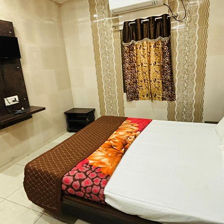 Hotel Shree Nath - 200 Meters From Dwarkadhish Temple Екстер'єр фото
