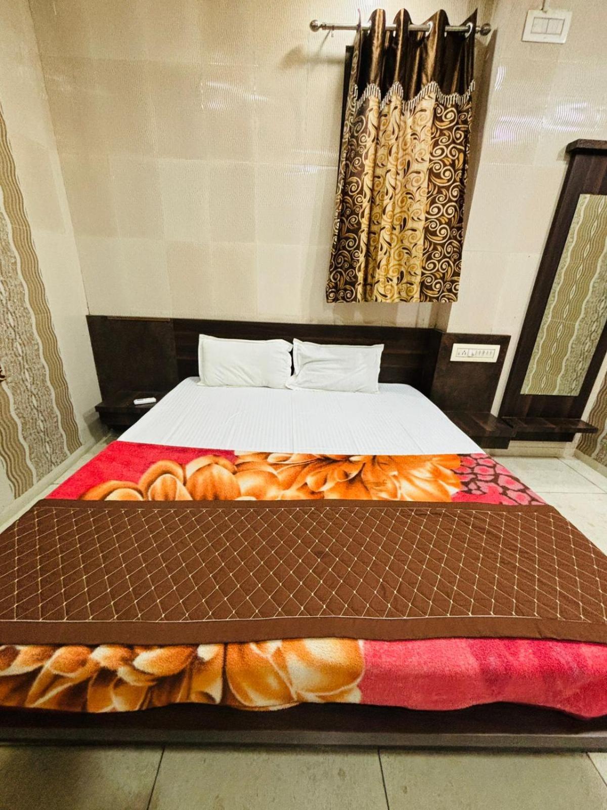 Hotel Shree Nath - 200 Meters From Dwarkadhish Temple Екстер'єр фото