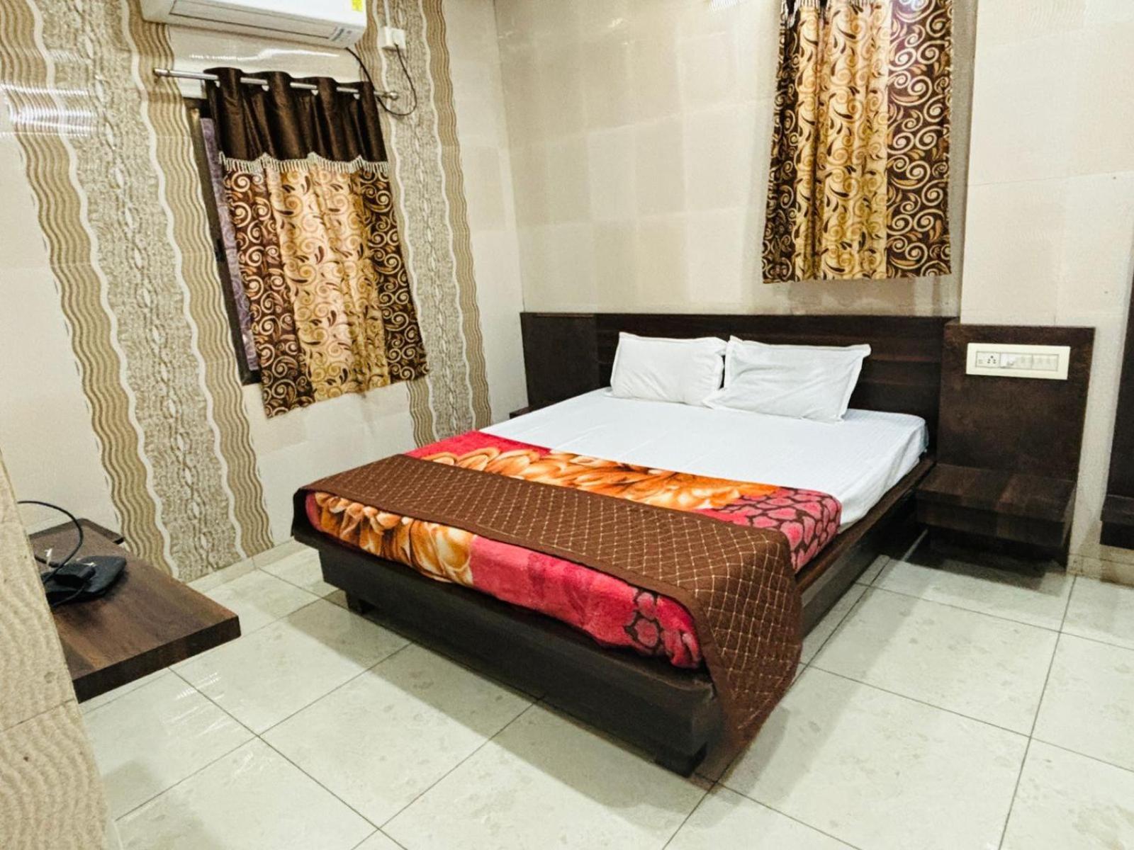 Hotel Shree Nath - 200 Meters From Dwarkadhish Temple Екстер'єр фото